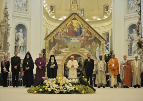 Benedicto XVI apostatando de la Fe, “orando” junto a sus invitados, en la reunión herética de Asís, la cual incluyó hasta ateos (octubre de 2011)
