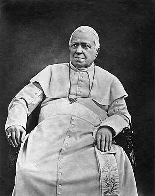 Papa Pío IX: el Dogma fue definido durante el Concilio Vaticano PRIMERO (1869-1870), Sesión IV y aprobado por el Papa a través de su Constitución PASTOR AETERNUS (18 julio 1870)