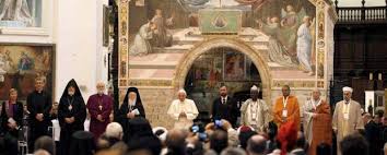 Benedicto XVI en la Basílica de Santa María de los Ángeles, rodeado de los representantes de las "religiones" (Asís 2011)