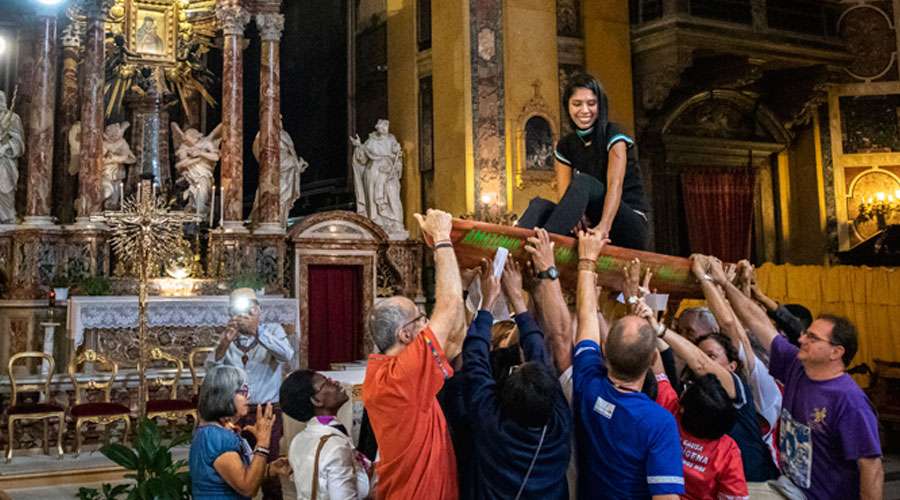 Una vez en el interior del templo y frente al altar del Santísimo, algunos de los participantes levantaron una canoa sobre la que estaba sentada una joven.