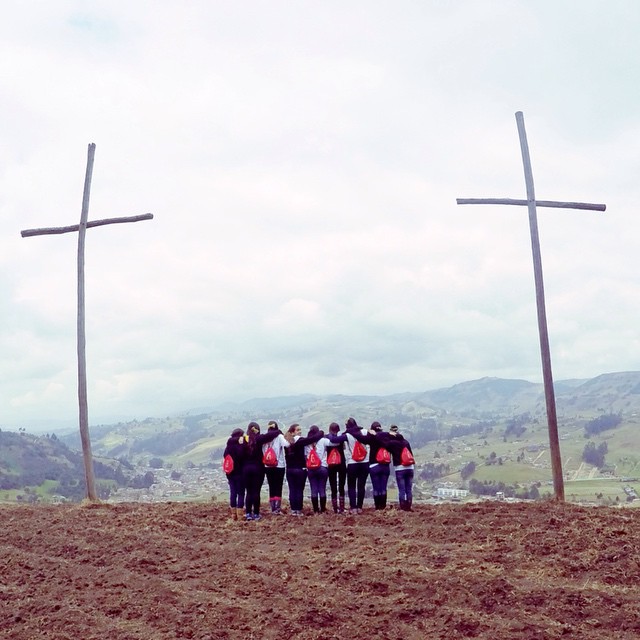 Domingo 14 del Tiempo Ordinario Ciclo C. "Juventud Misionera" - Jóvenes esparciendo Amor por donde quiera que van. Fotografía tomada durante una misión de Semana Santa en veredas de Colombia